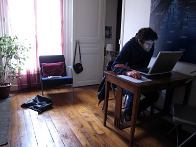 Nous retournons chez moi travailler