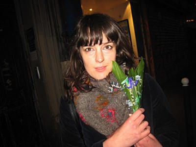 Je retrouve Marjolaine devant le Charbon