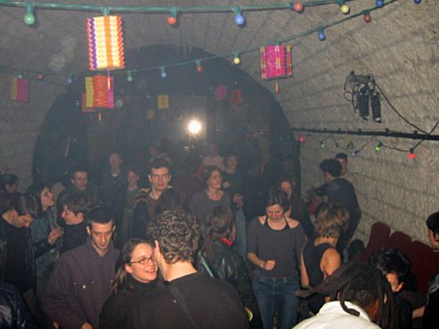 Les gens se mettent à danser