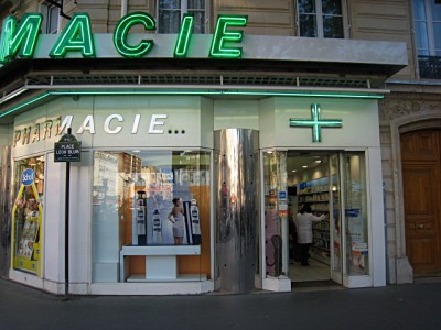 Je vais à la pharmacie