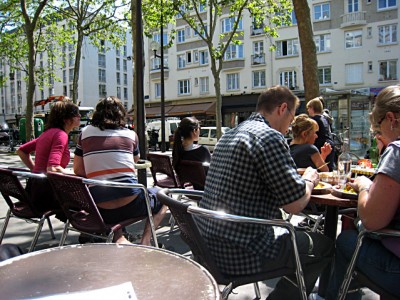 Nous nous installons en terrasse