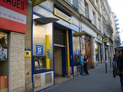 Je vais à la poste
