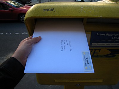 Je glisse mon enveloppe dans la boite aux lettres