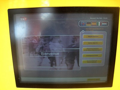 Je vais à un guichet automatique
