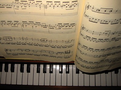 Antoine est parti. Je joue du piano