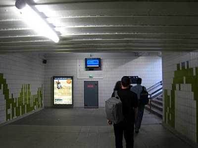 Nous empruntons le passage souterrain