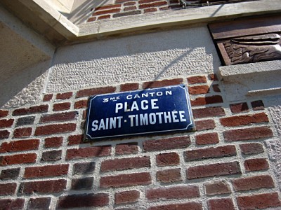 Nous passons par la place Saint-Timothée