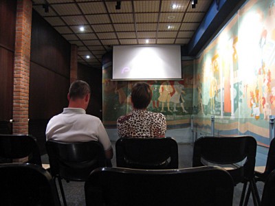 Nous nous installons dans une salle de cinéma