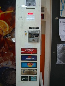 Je passe à la cafétéria prendre un coca