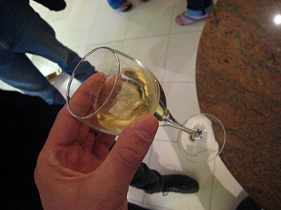 On nous offre un verre de champagne