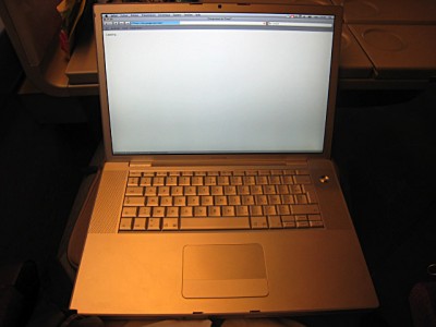 Nous nous installons dans le train. Il y a internet. Je me connecte