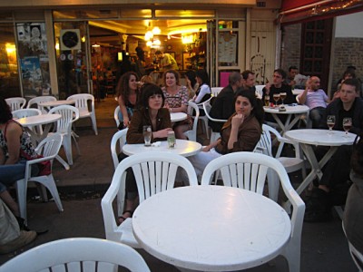 Je retrouve Marjolaine et Aurore à une terrasse