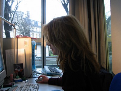 Je retrouve Anne-Sophie à son poste. Elle a un problème avec le site, un petit bug