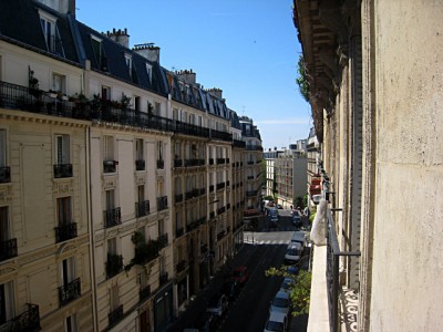 Je regarde à la fenêtre