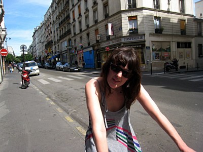 Marjolaine est en vélo