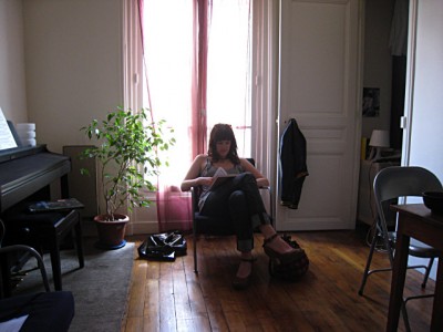 Nous restons quelques minutes chez moi
