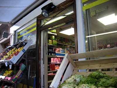 Nous allons acheter de quoi grignoter à l'alimentation