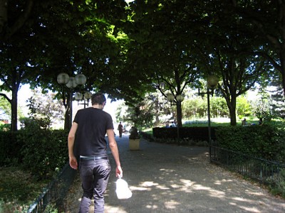 Nous nous installons dans le Square de la Roquette