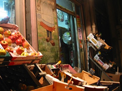 Nous partons. Nous allons dans une alimentation