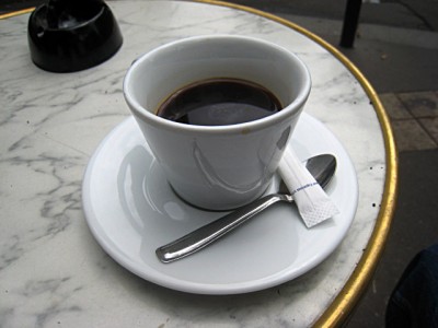 Nous buvons un café en terrasse