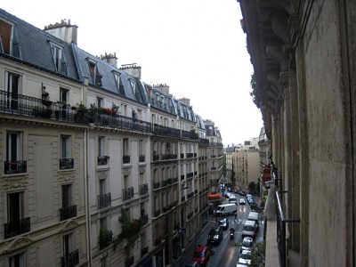 Je regarde à la fenêtre