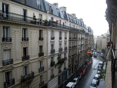 Je regarde à la fenêtre