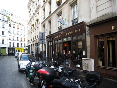 Nous retrouvons Magali et son nouveau mec devant l'Industrie