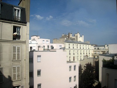 Je regarde à la fenêtre