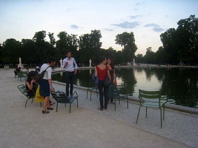 Nous nous installons près du bassin