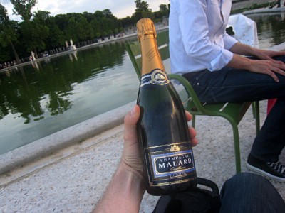 Nous débouchons le champagne