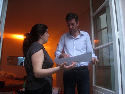 Aurore et Denis regardent des plans
