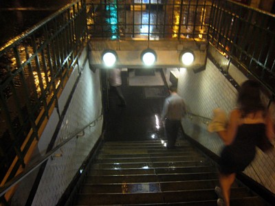 Nous entrons dans le métro
