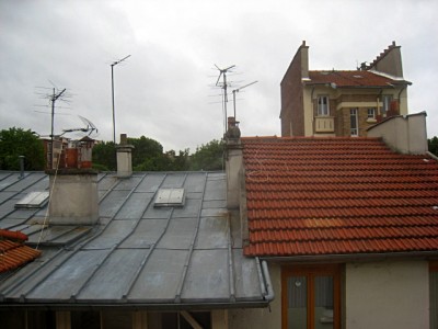 Je regarde à la fenêtre