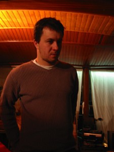 Nous partons. Nous disons au revoir à Etienne