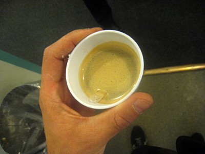 Je bois un café
