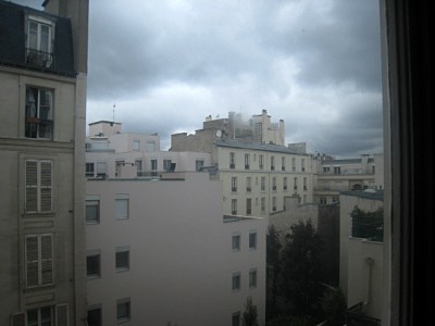 Je regarde à la fenêtre