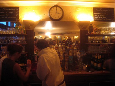 Je vais au bar commander à boire