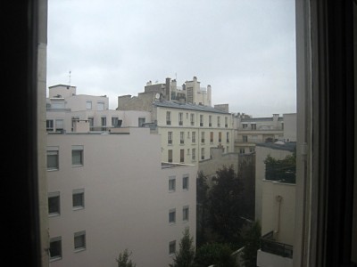 Je regarde à la fenêtre