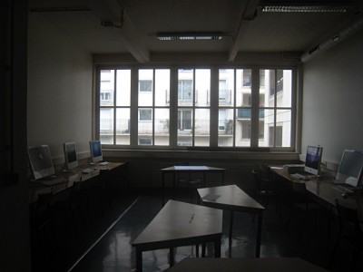 Je suis en avance, la salle de classe est encore vide