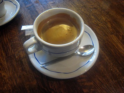 Je bois un café