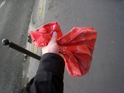 Je prends les affaires de Marjolaine afin de lui rendre