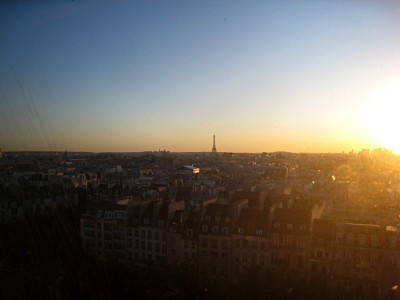 Je regarde à la fenêtre
