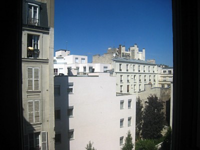 Je regarde à la fenêtre
