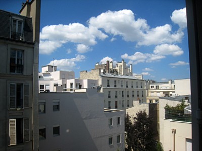 Je regarde à la fenêtre