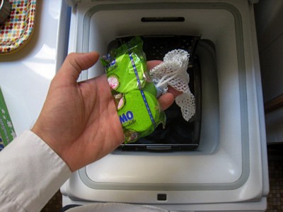 Je mets de la lessive dans la machine à laver