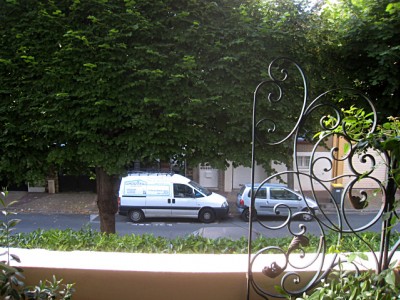 Je regarde à la fenêtre
