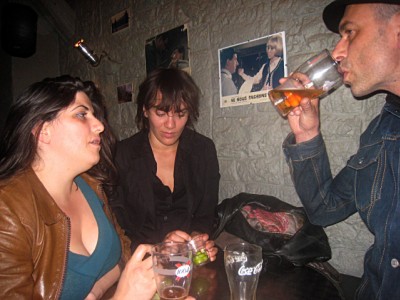 Aurore et Marie-Eve discutent avec le boss de Marie-Eve rencontré par hasard