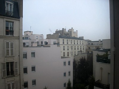 Je regarde à la fenêtre