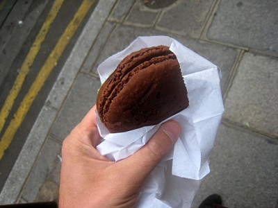 Je mange un macaron