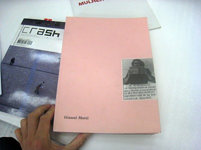 Je regarde un livre sur le travail de Motti
